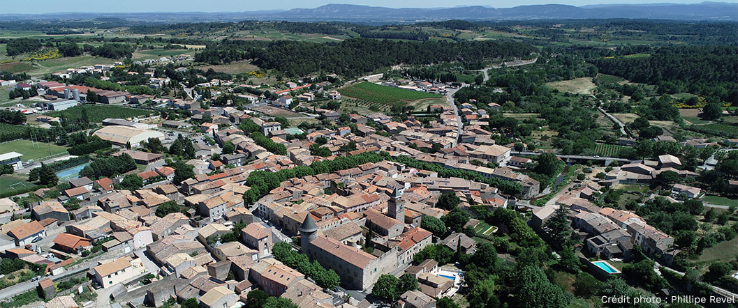 Vue aérienne de Villeneuve-Minervois